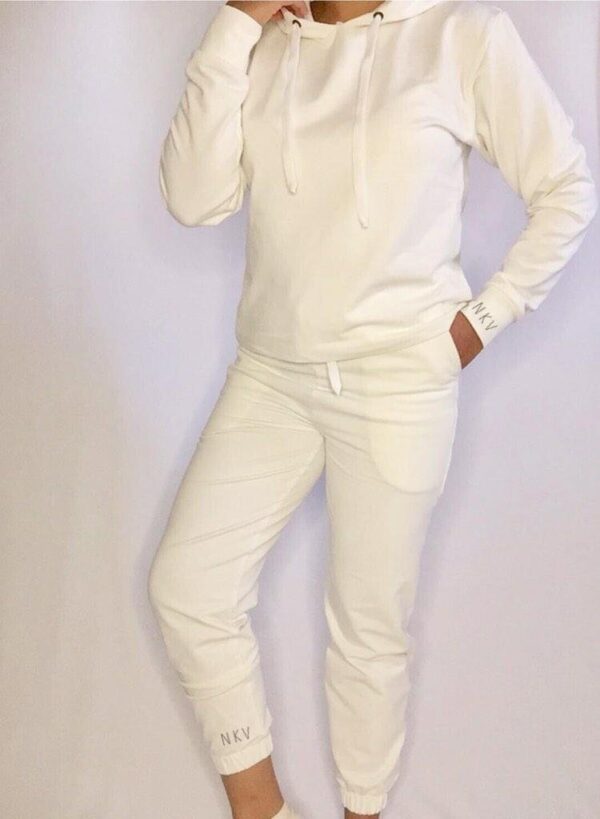 Conjunto unicolor con buso de capota y pantalón