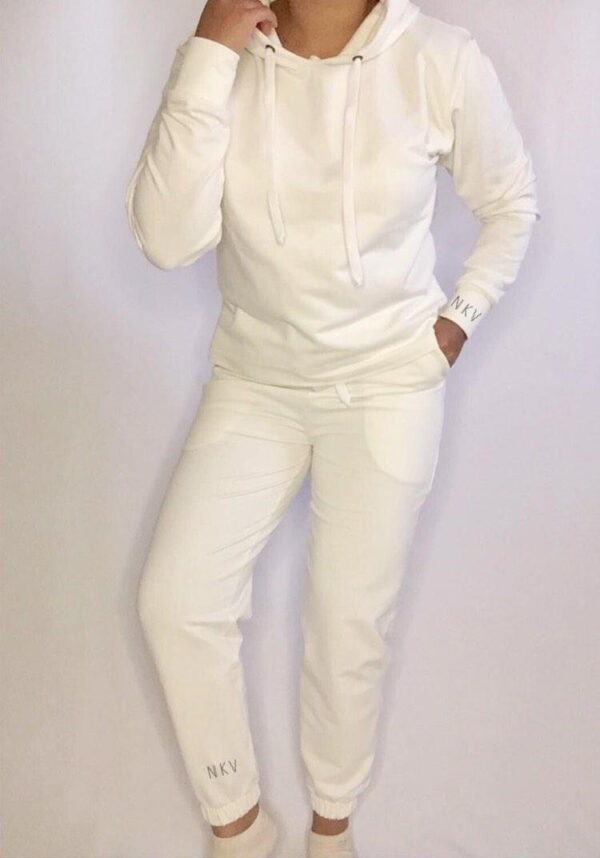 Conjunto unicolor con buso de capota y pantalón - Image 2