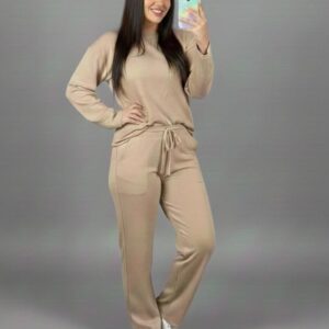 Conjunto buzo y pantalón amplio