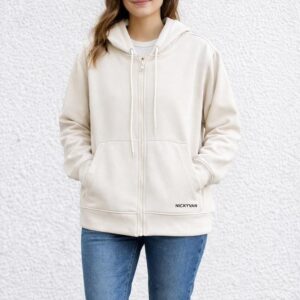 Buzo amplio con capota y cremallera